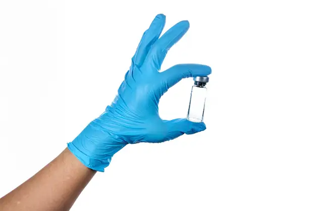 mano in guanto blu che tiene strumento dentale in metallo isolato su sfondo bianco 143092 3102